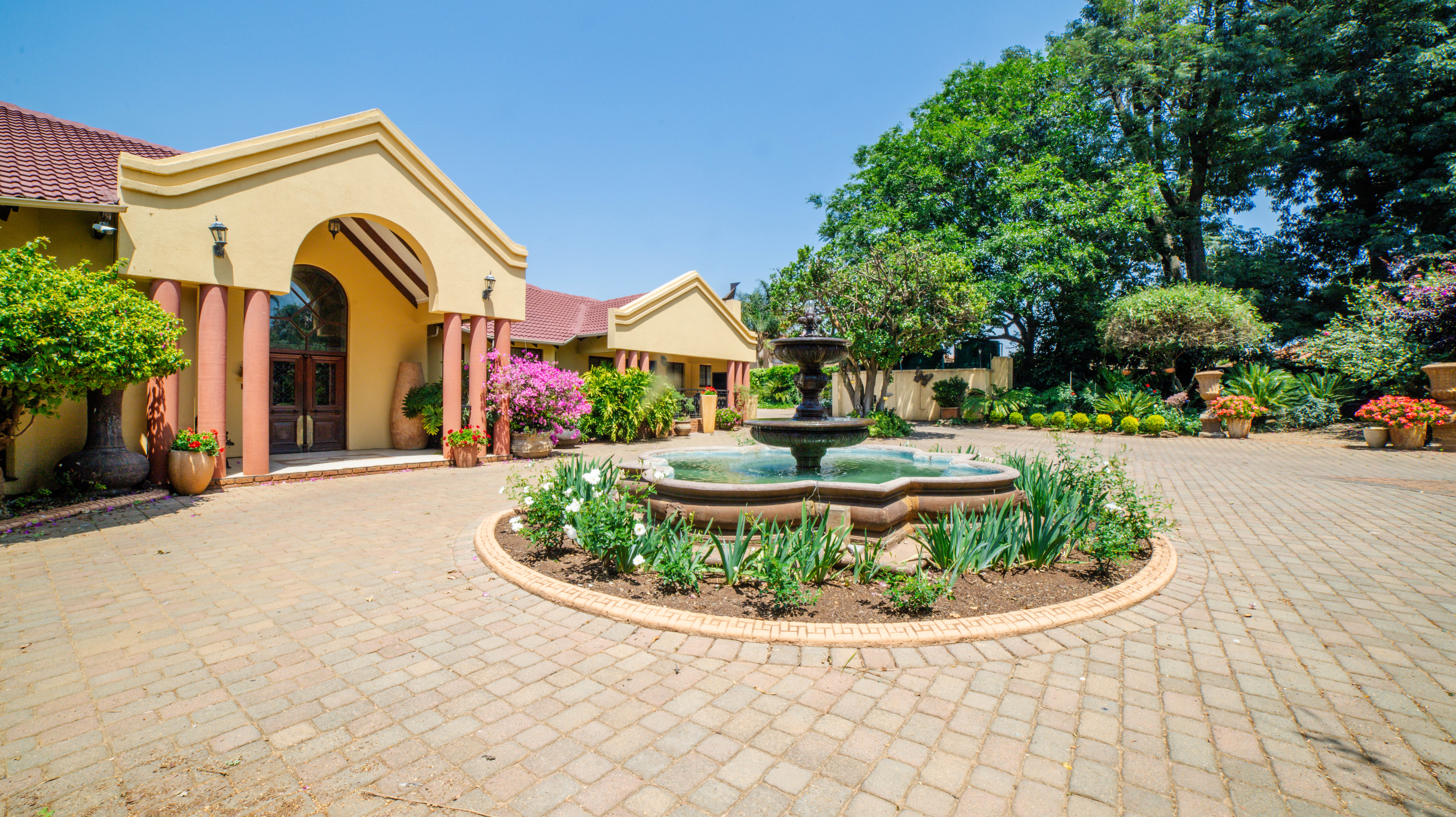 9 Bedroom Property for Sale in Glen Marais Gauteng