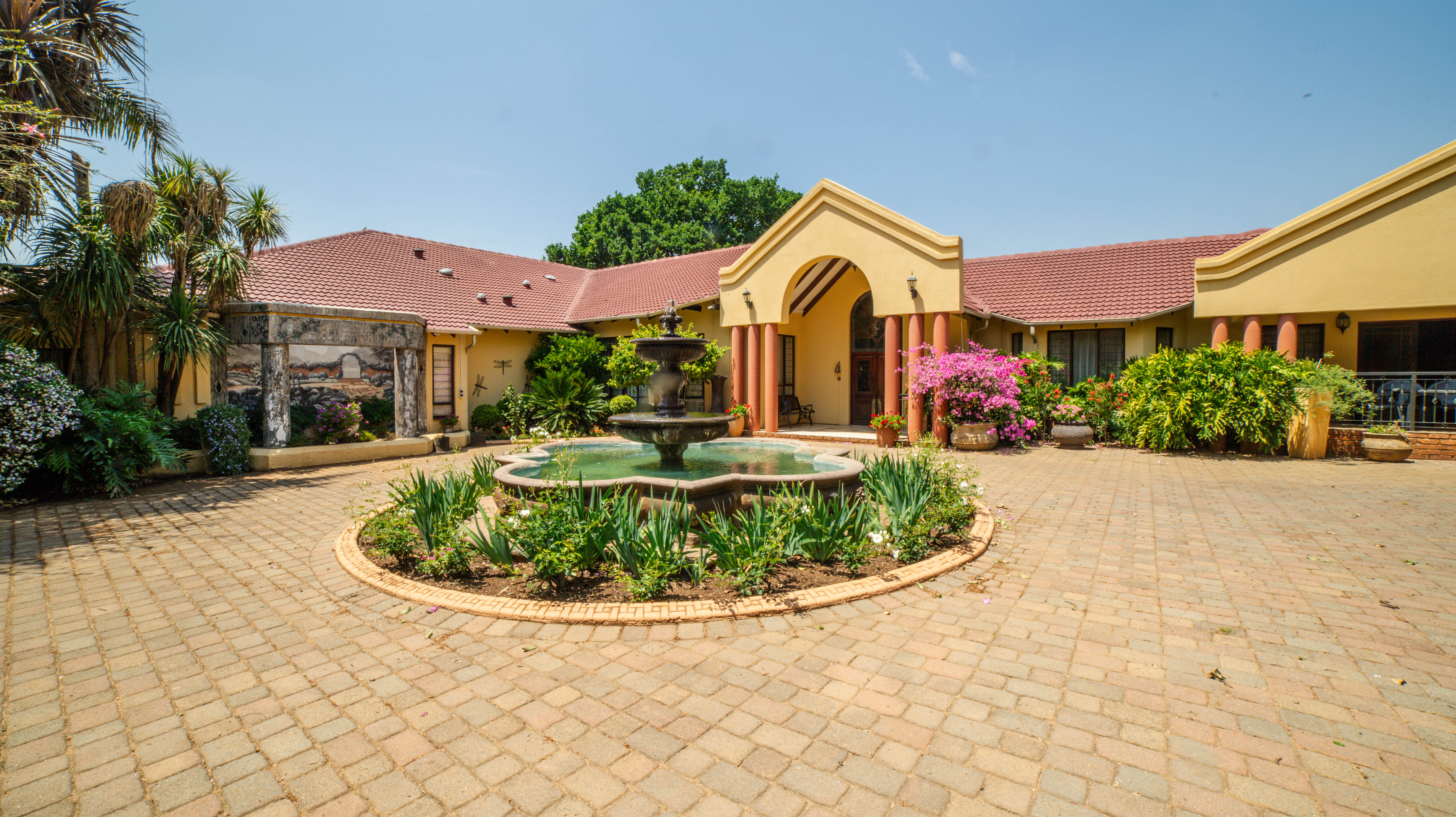 9 Bedroom Property for Sale in Glen Marais Gauteng