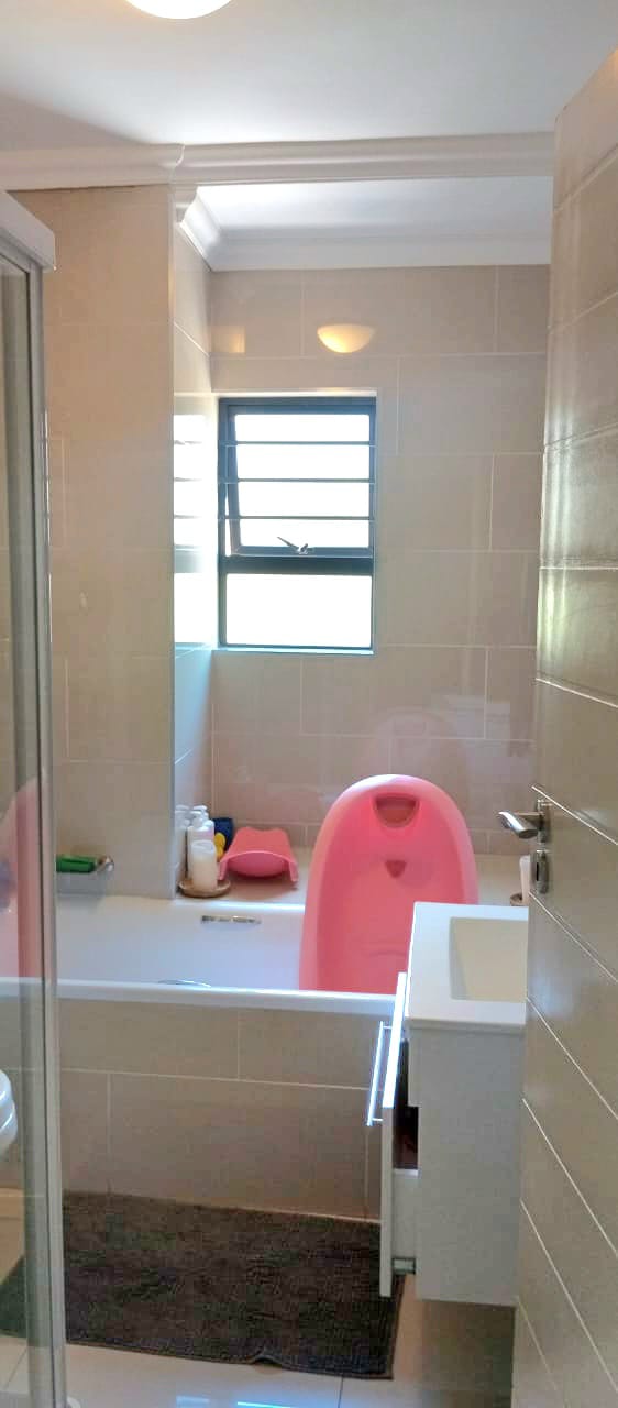 2 Bedroom Property for Sale in Crowthorne AH Gauteng