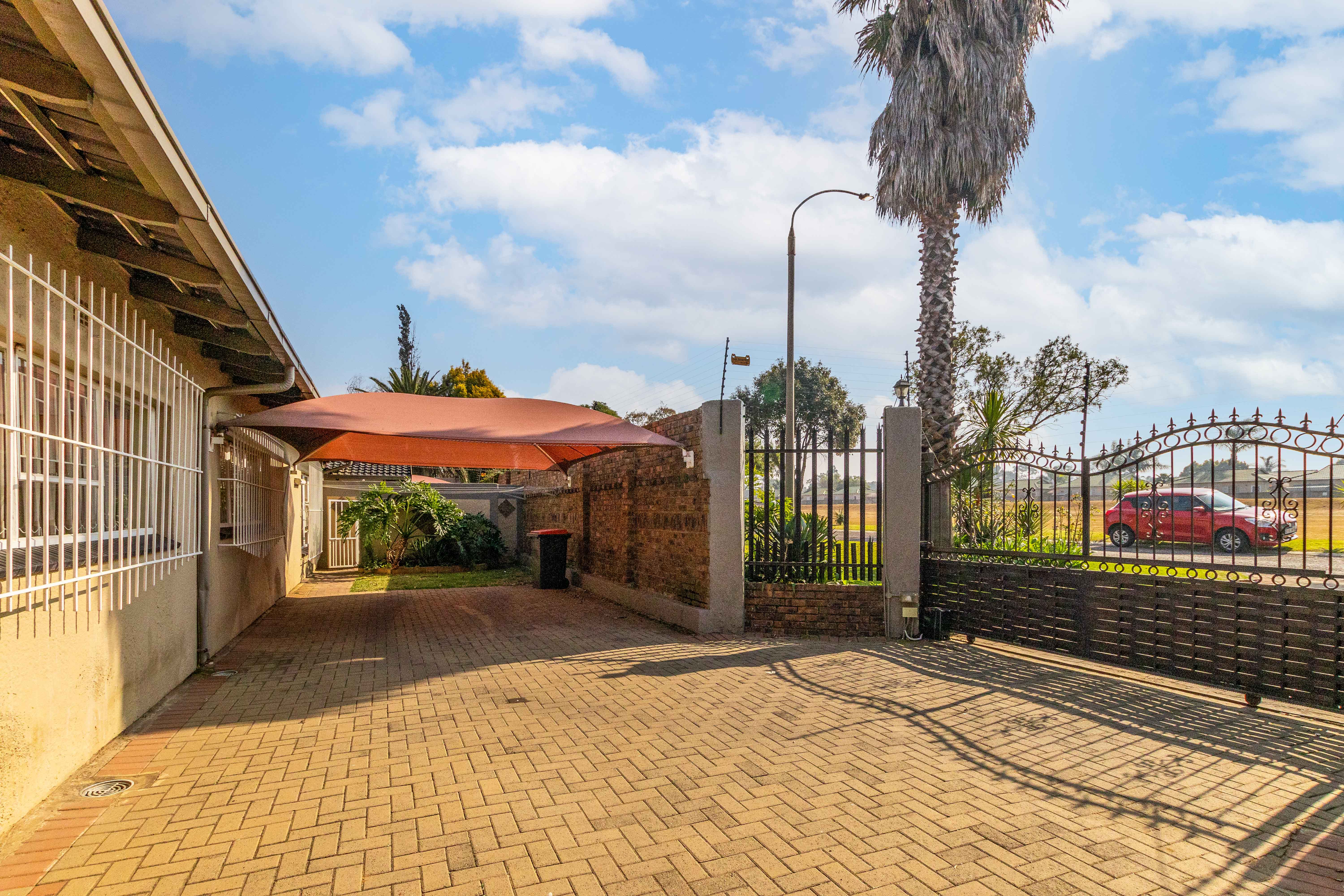 6 Bedroom Property for Sale in Sunward Park Gauteng