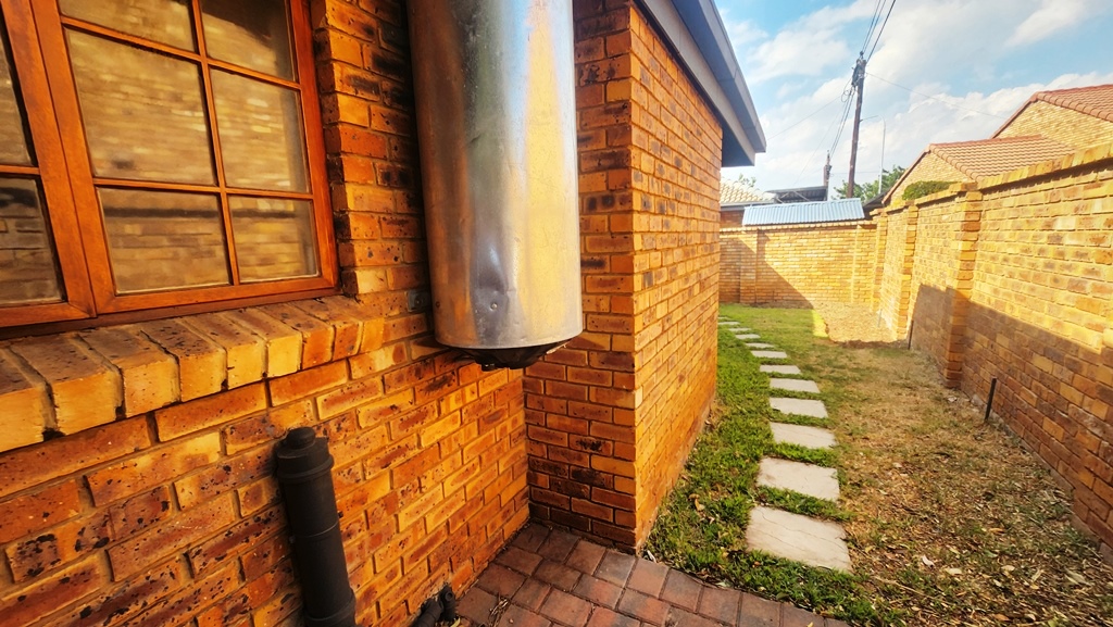 2 Bedroom Property for Sale in Wierdaglen Estate Gauteng