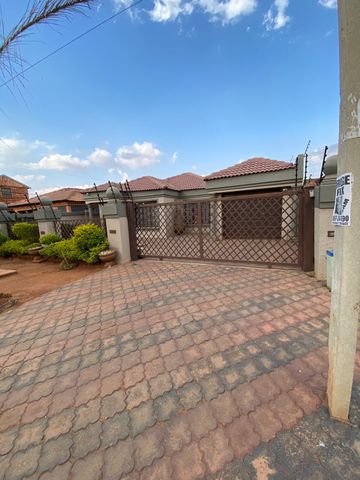 To Let 2 Bedroom Property for Rent in Mahube Valley Gauteng