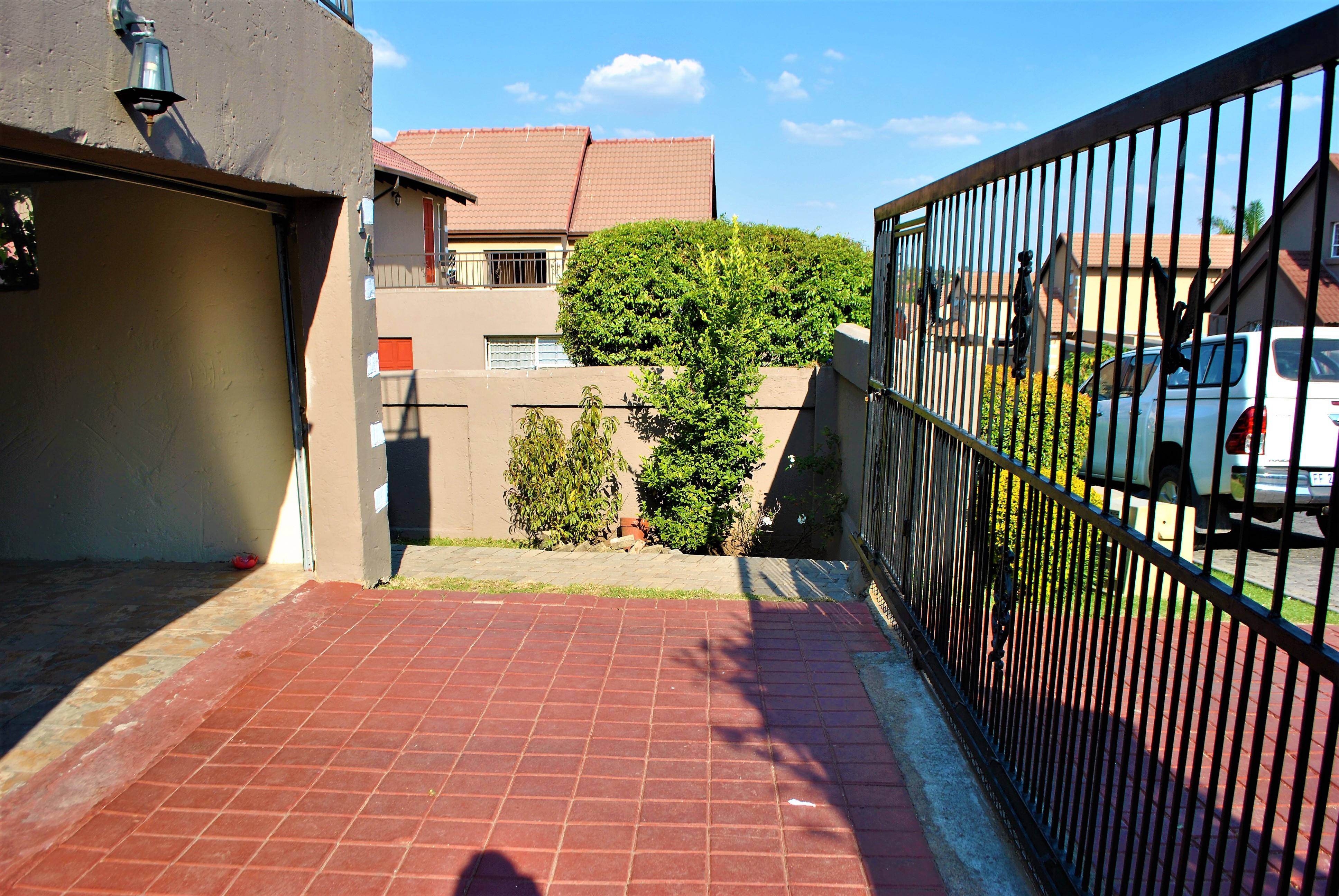 5 Bedroom Property for Sale in Halfway Gardens Gauteng