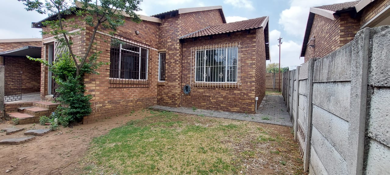 2 Bedroom Property for Sale in Allens Nek Gauteng