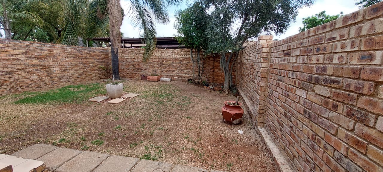 2 Bedroom Property for Sale in Wilgeheuwel Gauteng