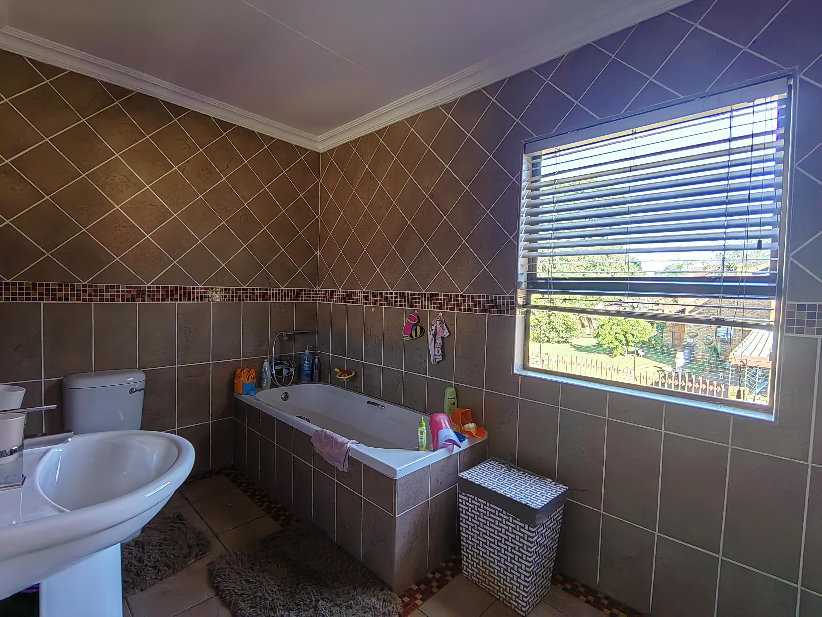 To Let 6 Bedroom Property for Rent in Montana Gauteng