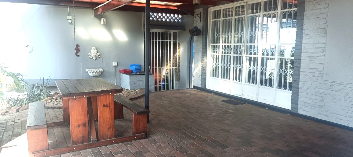 To Let 1 Bedroom Property for Rent in Emmarentia Gauteng