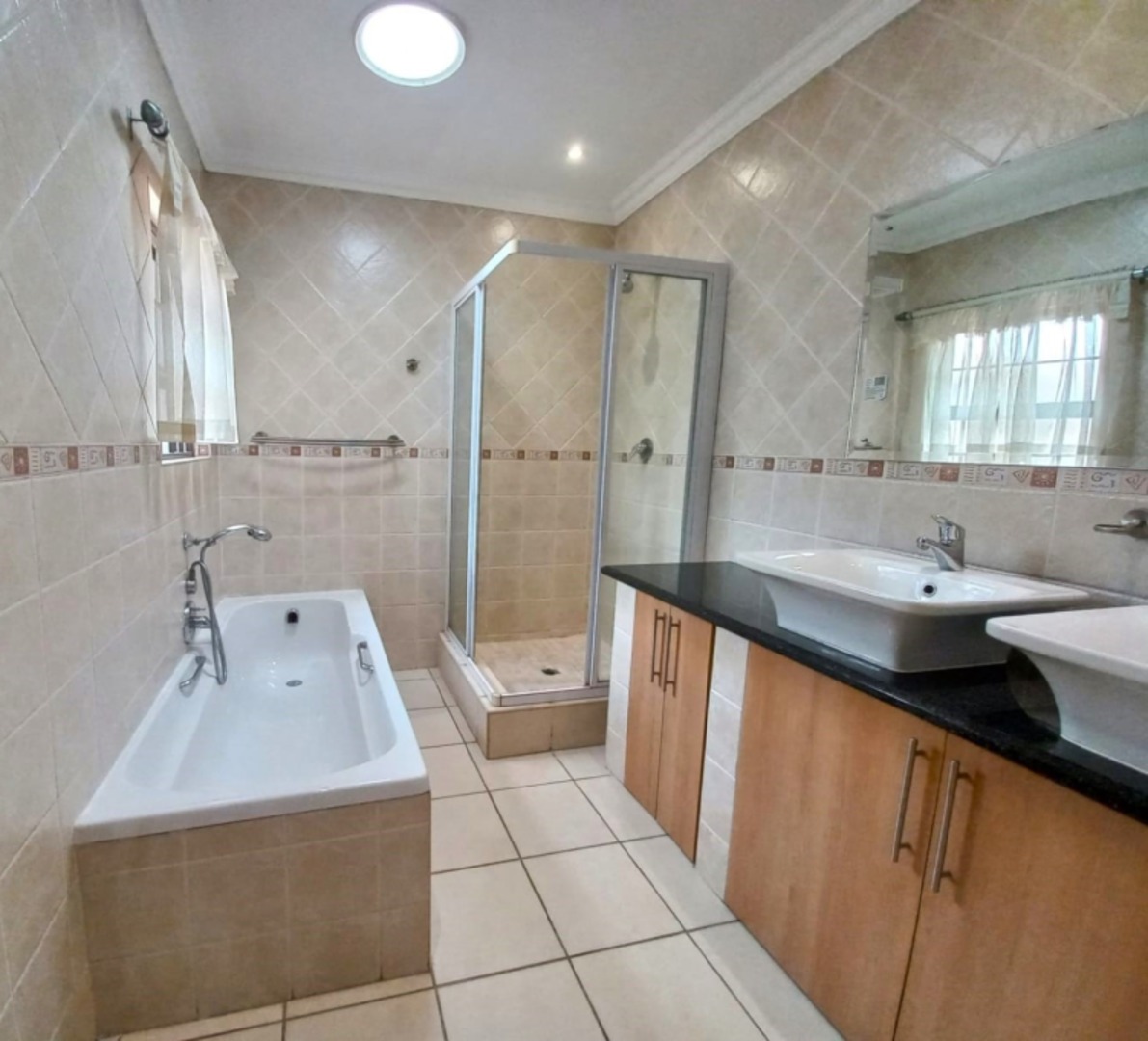 5 Bedroom Property for Sale in Sonneveld Gauteng