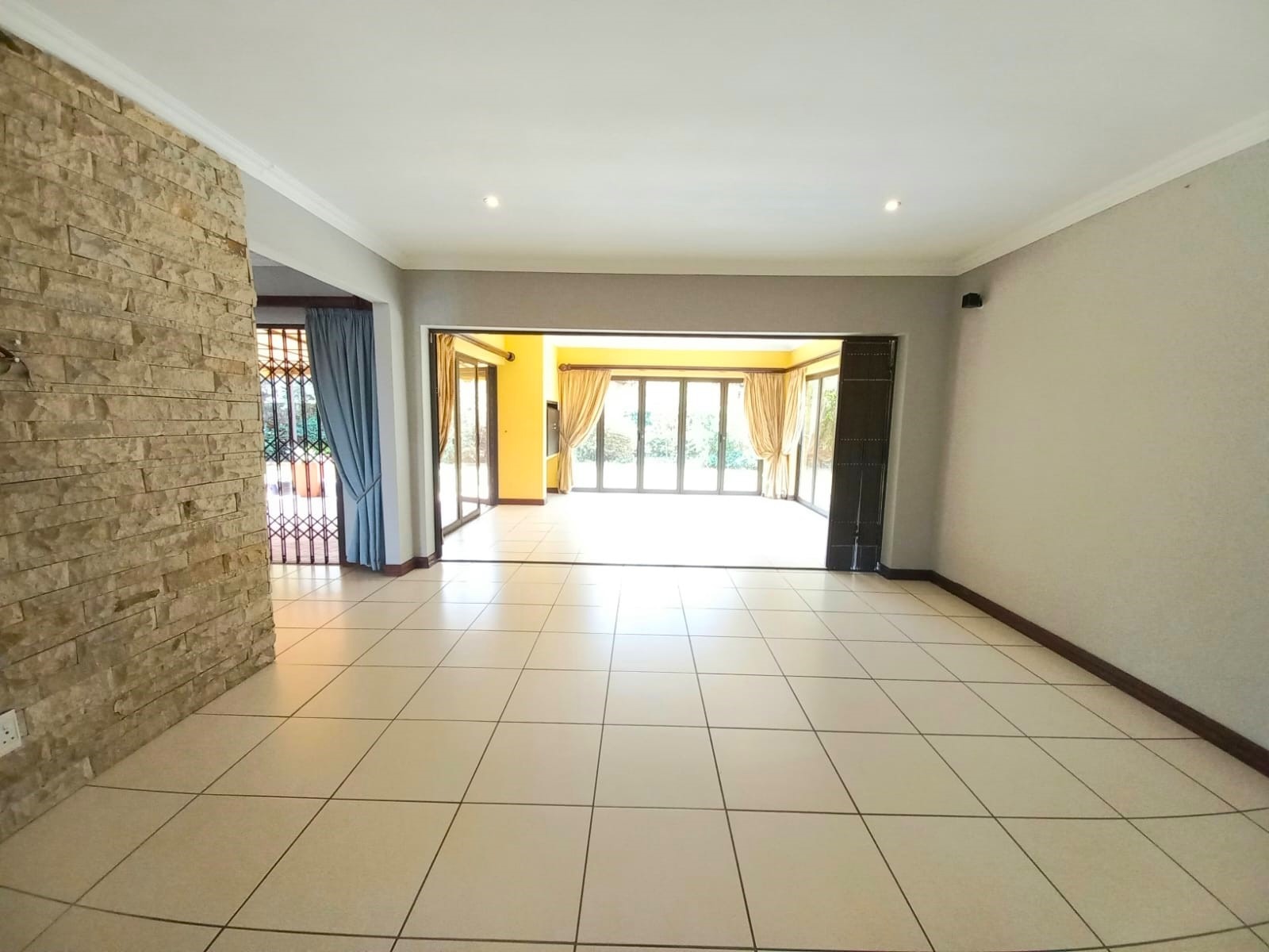 5 Bedroom Property for Sale in Sonneveld Gauteng