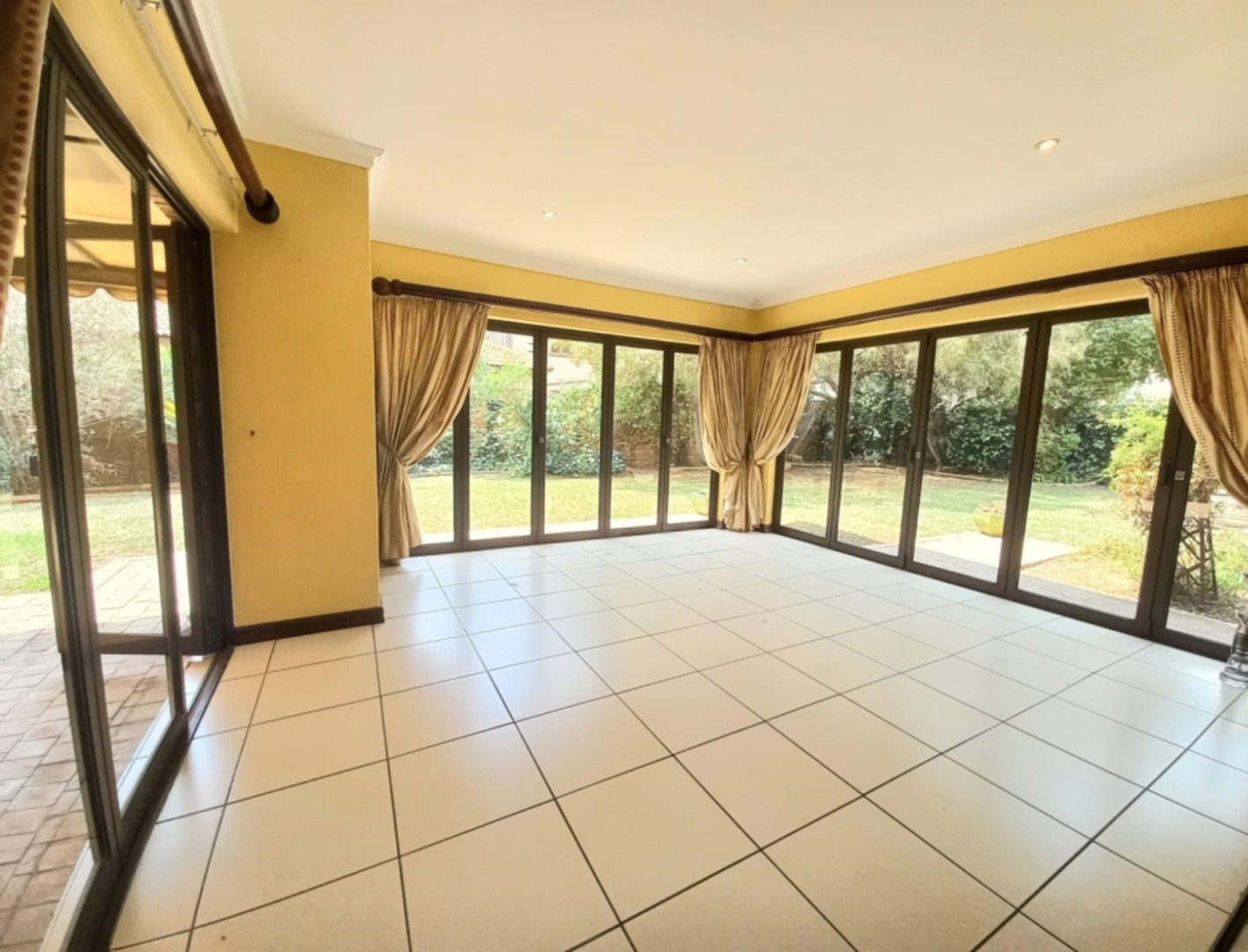 5 Bedroom Property for Sale in Sonneveld Gauteng