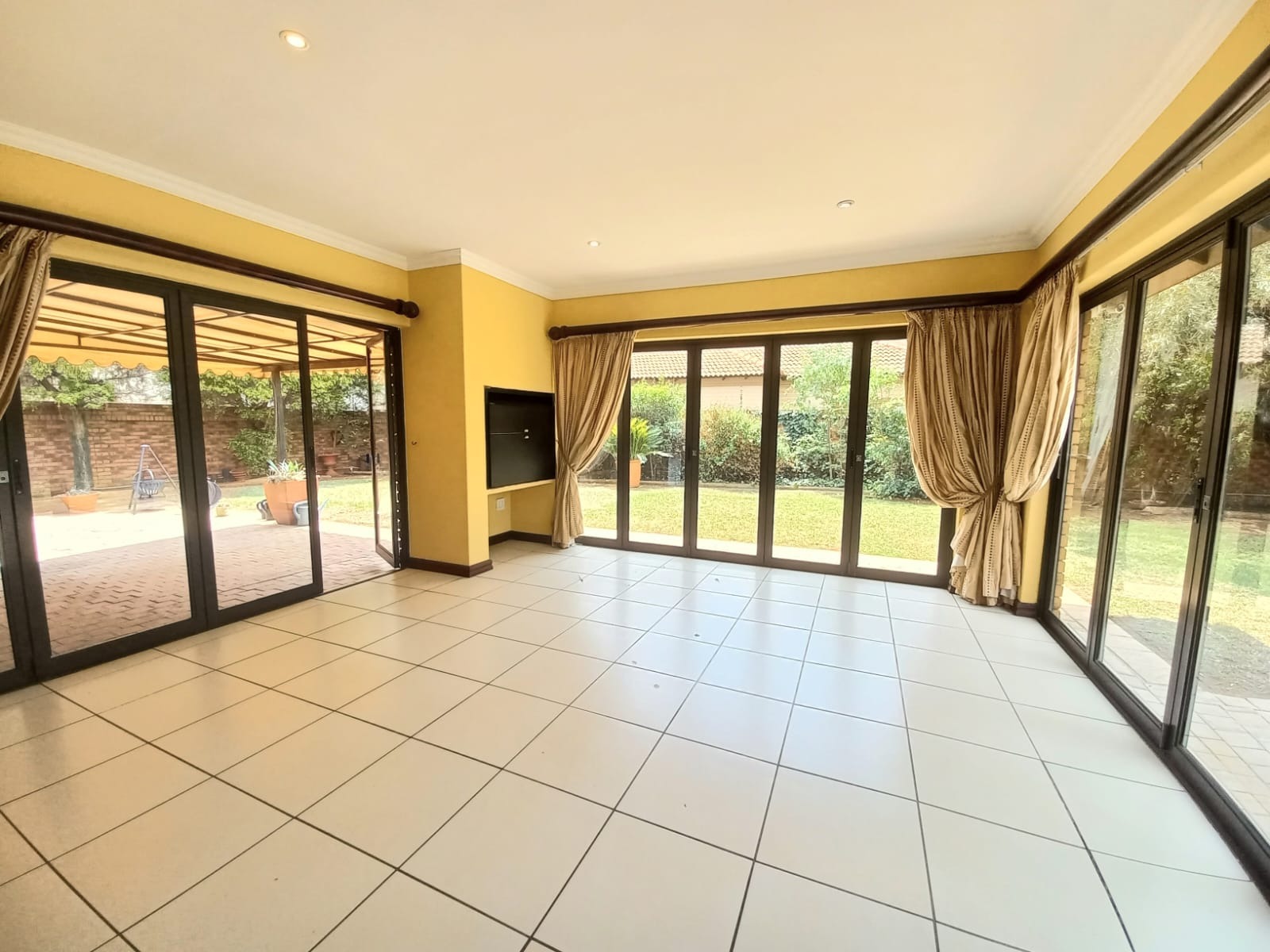 5 Bedroom Property for Sale in Sonneveld Gauteng