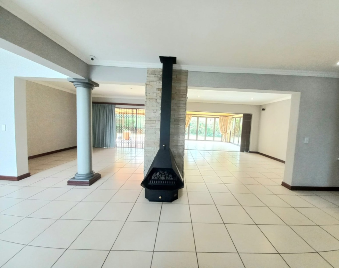 5 Bedroom Property for Sale in Sonneveld Gauteng