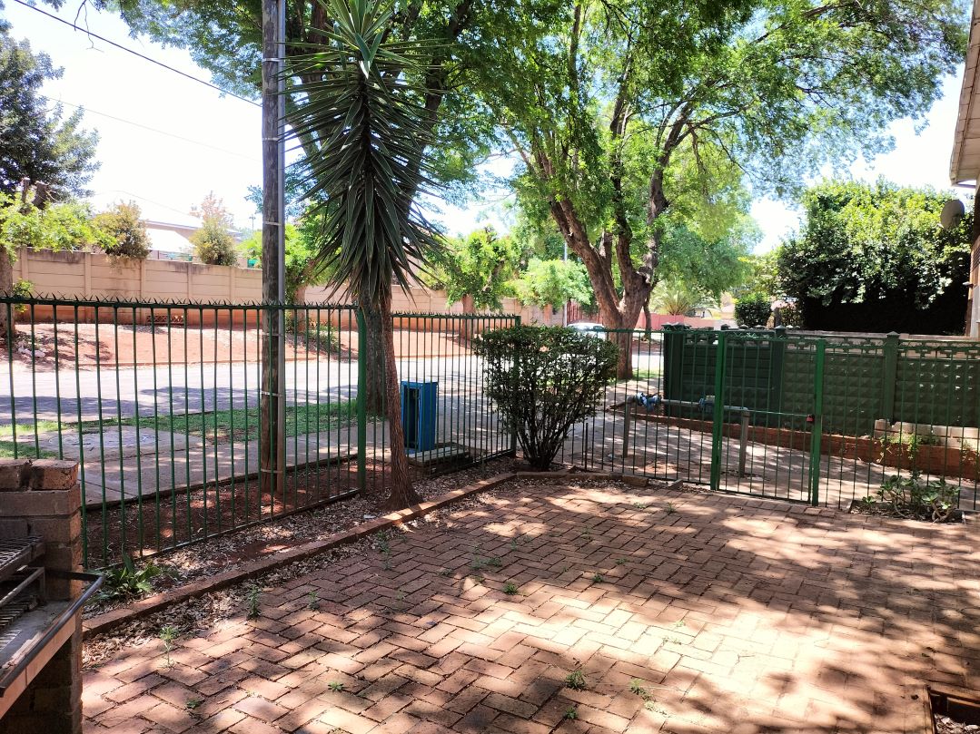 2 Bedroom Property for Sale in Discovery Gauteng