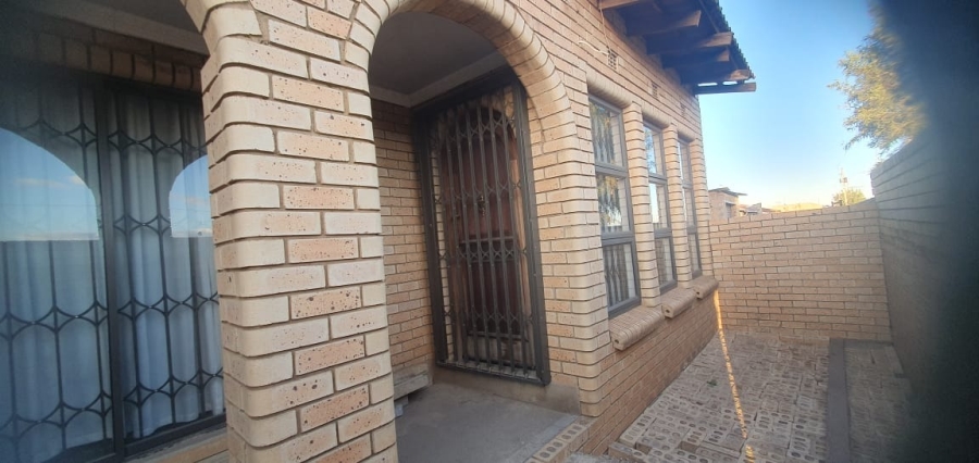 2 Bedroom Property for Sale in Zola Gauteng