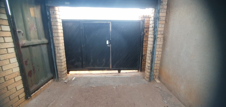 2 Bedroom Property for Sale in Zola Gauteng