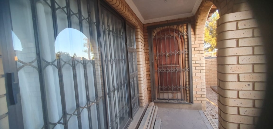 2 Bedroom Property for Sale in Zola Gauteng