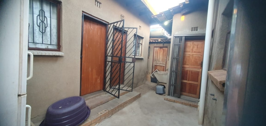 2 Bedroom Property for Sale in Zola Gauteng