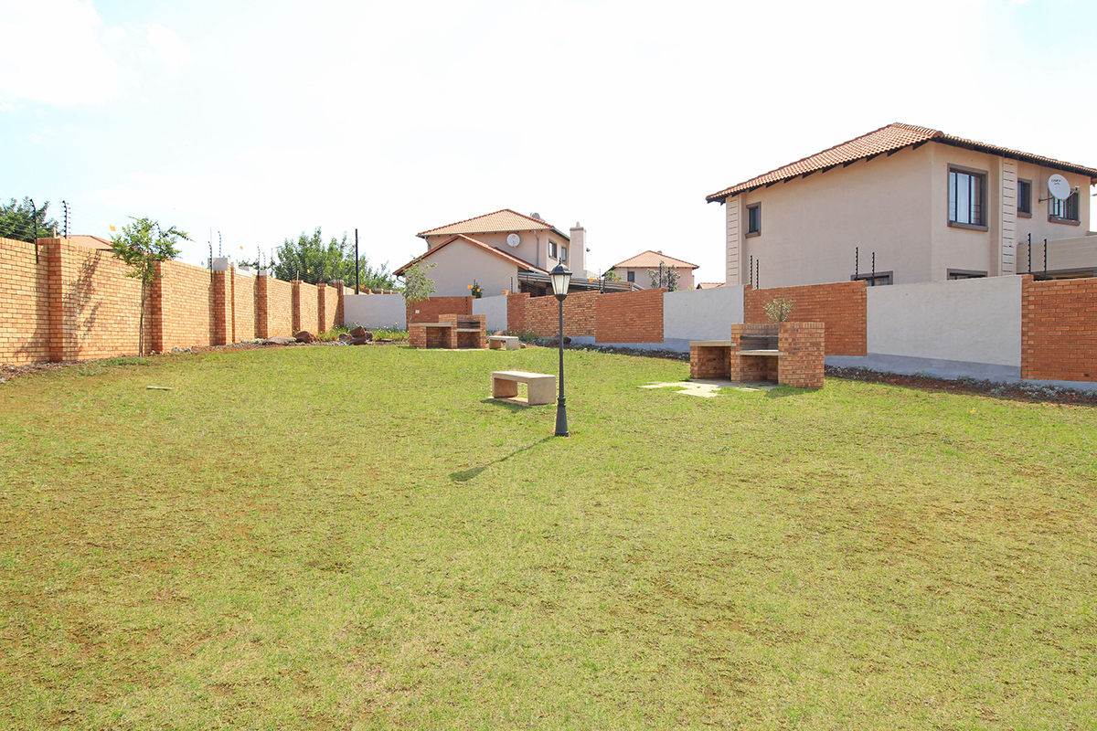 2 Bedroom Property for Sale in Monavoni Gauteng