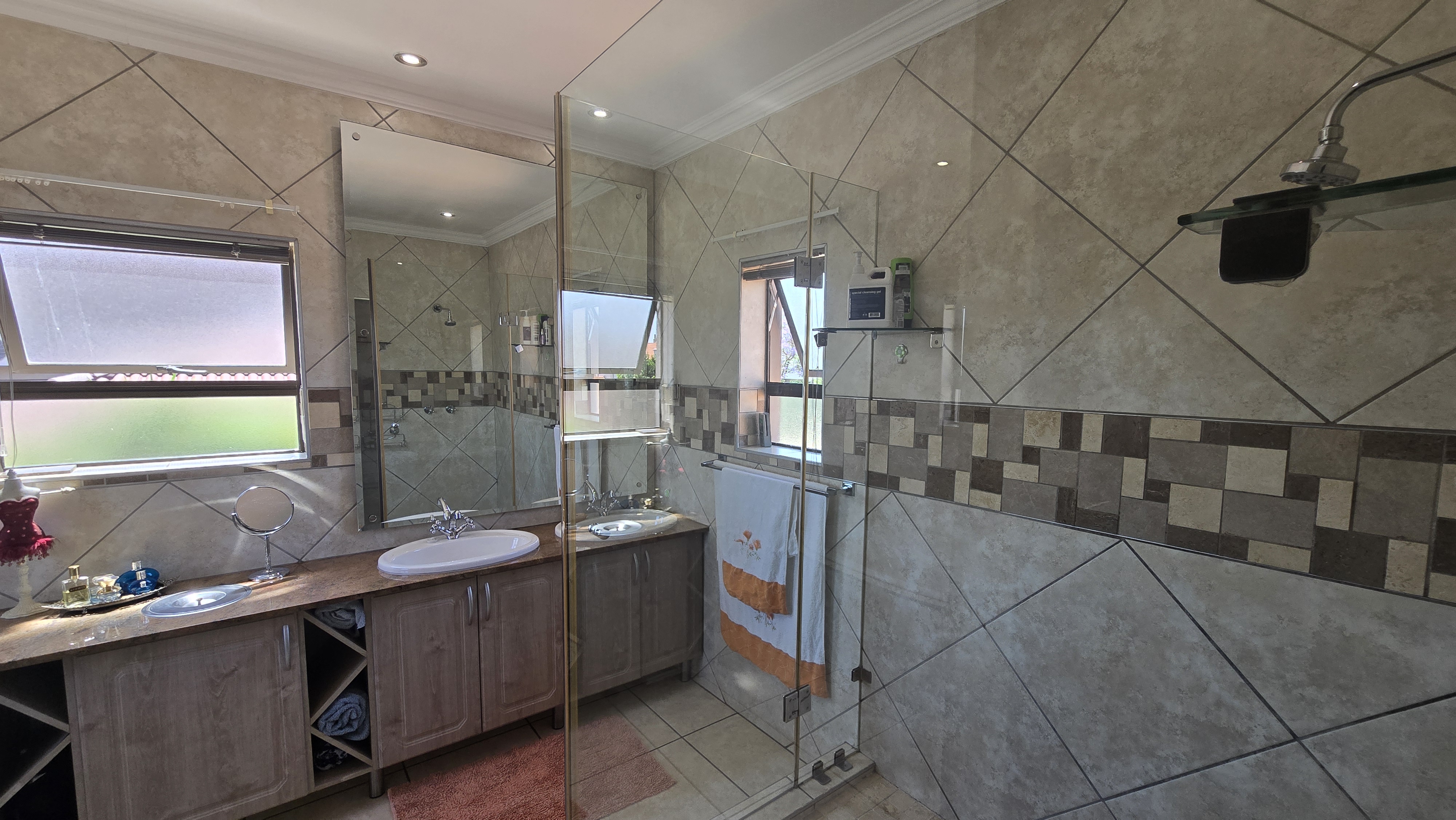 6 Bedroom Property for Sale in The Wilds Gauteng