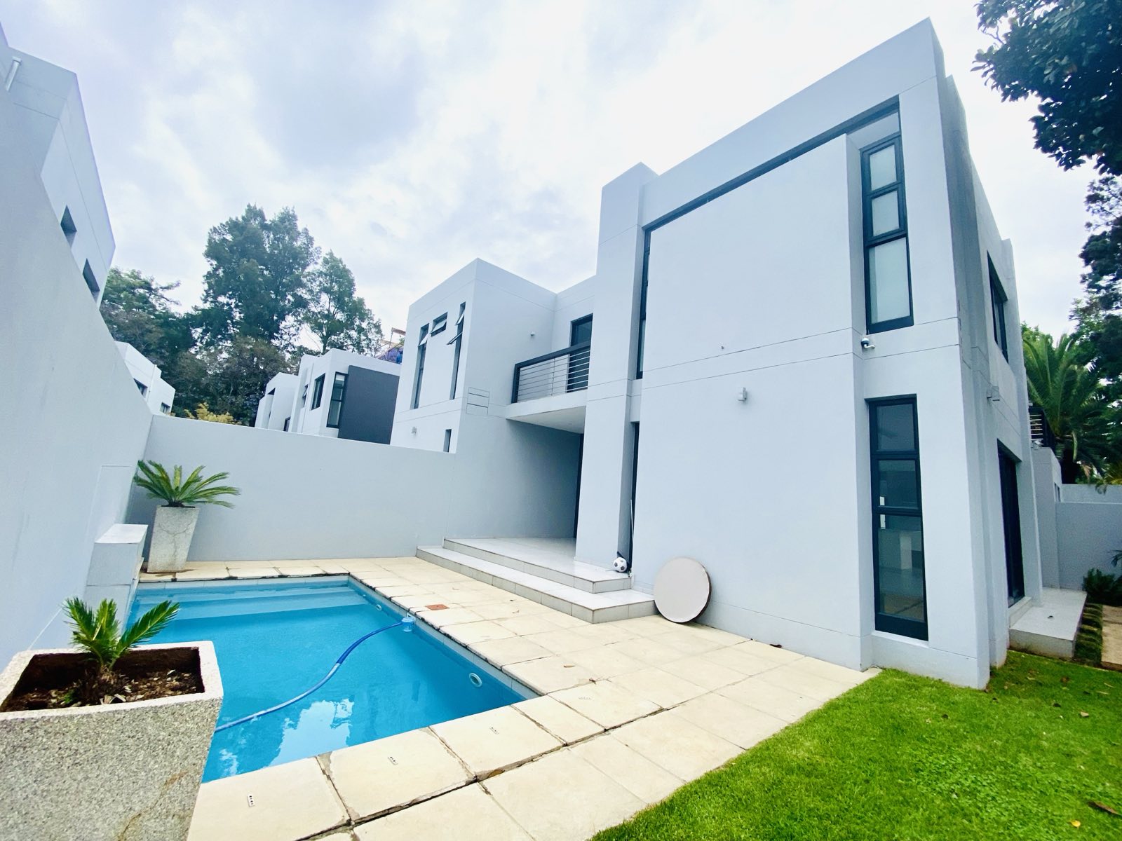 To Let 4 Bedroom Property for Rent in Sandown Gauteng