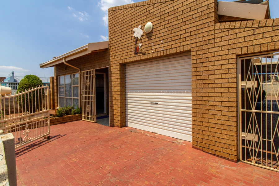 4 Bedroom Property for Sale in Lenasia Gauteng