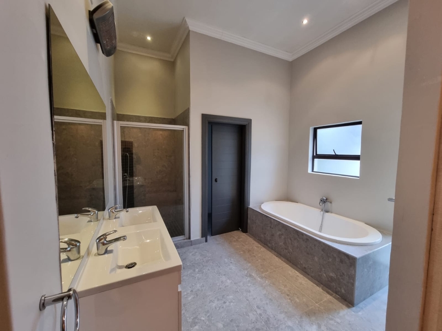 To Let 4 Bedroom Property for Rent in Bryanston Gauteng