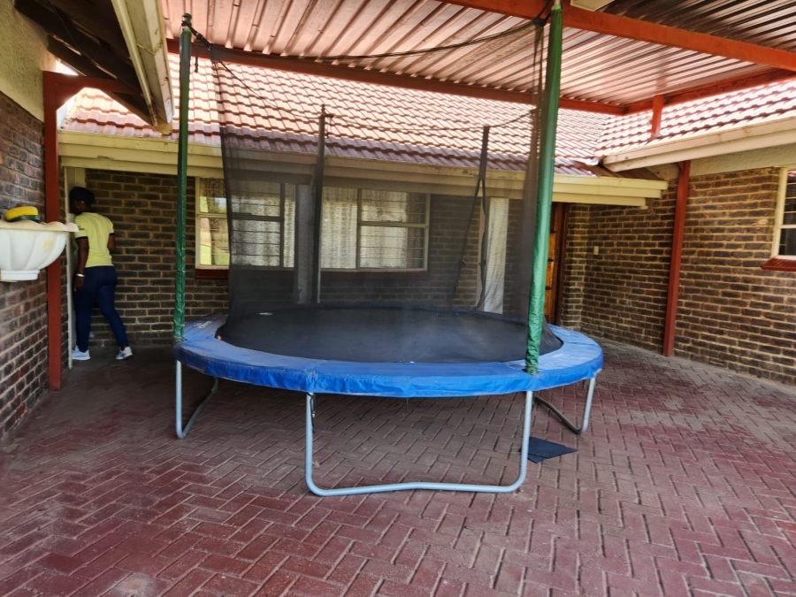 3 Bedroom Property for Sale in Birchleigh North Gauteng