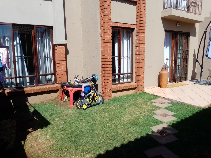 2 Bedroom Property for Sale in Monavoni Gauteng