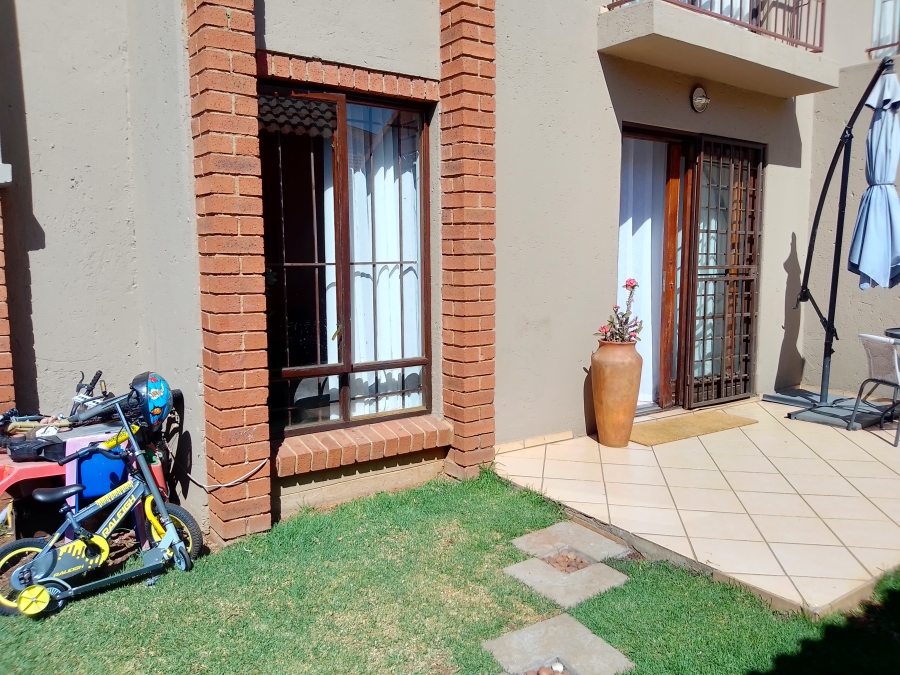 2 Bedroom Property for Sale in Monavoni Gauteng