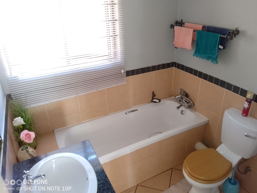 2 Bedroom Property for Sale in Monavoni Gauteng