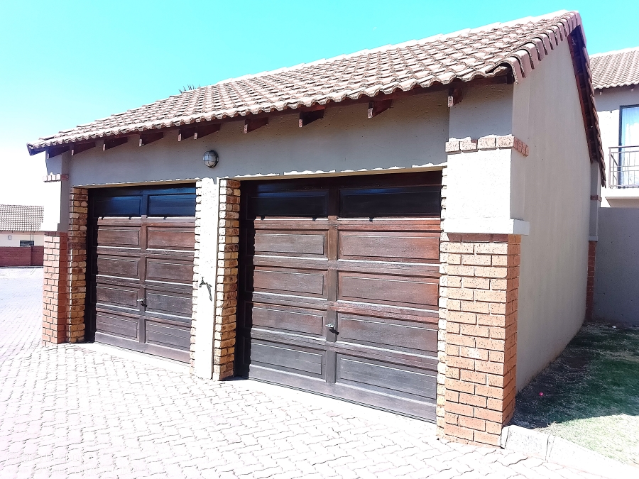 2 Bedroom Property for Sale in Monavoni Gauteng