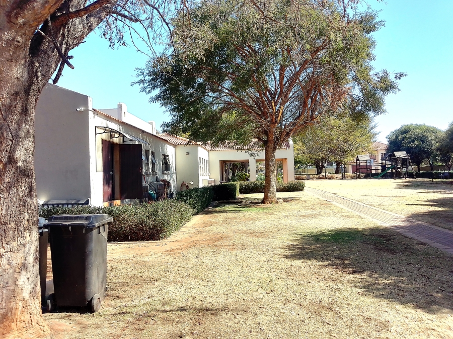 2 Bedroom Property for Sale in Monavoni Gauteng