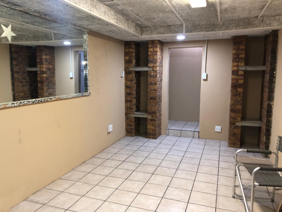 5 Bedroom Property for Sale in Impala Park Gauteng