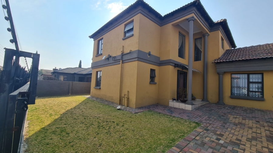 To Let 4 Bedroom Property for Rent in Sonneveld Gauteng