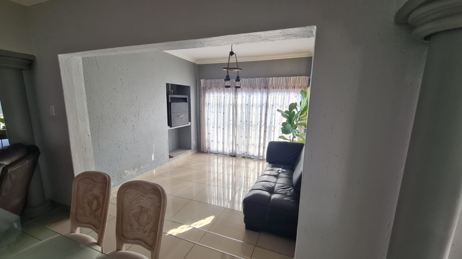 To Let 4 Bedroom Property for Rent in Sonneveld Gauteng