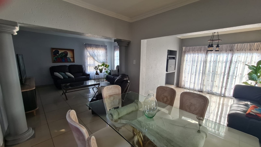 To Let 4 Bedroom Property for Rent in Sonneveld Gauteng