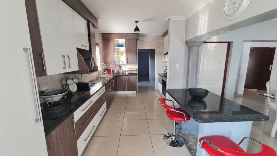 To Let 4 Bedroom Property for Rent in Sonneveld Gauteng