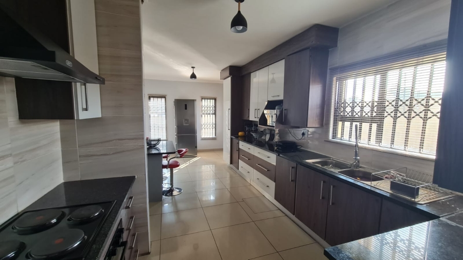 To Let 4 Bedroom Property for Rent in Sonneveld Gauteng