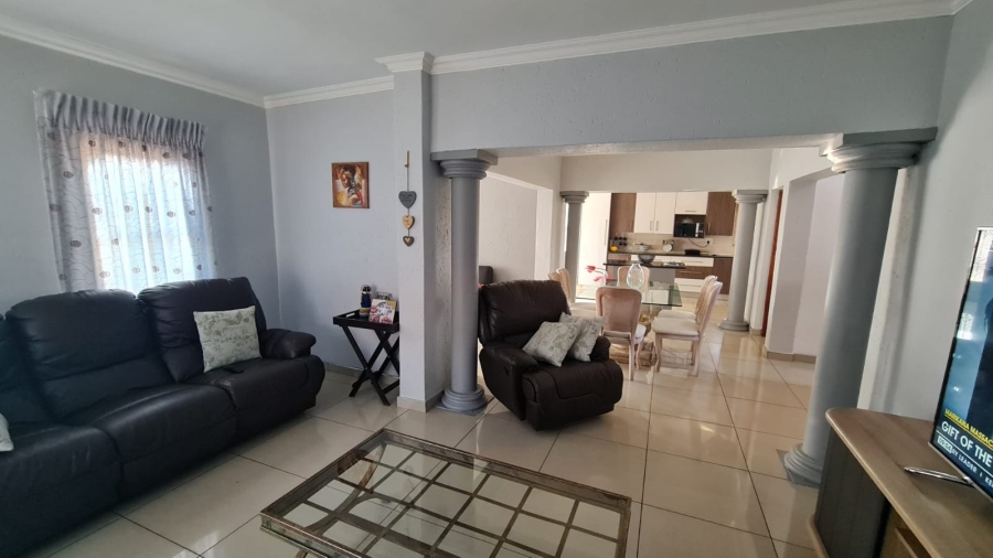 To Let 4 Bedroom Property for Rent in Sonneveld Gauteng