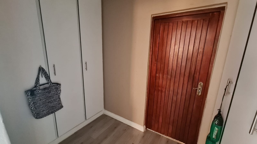 To Let 4 Bedroom Property for Rent in Sonneveld Gauteng