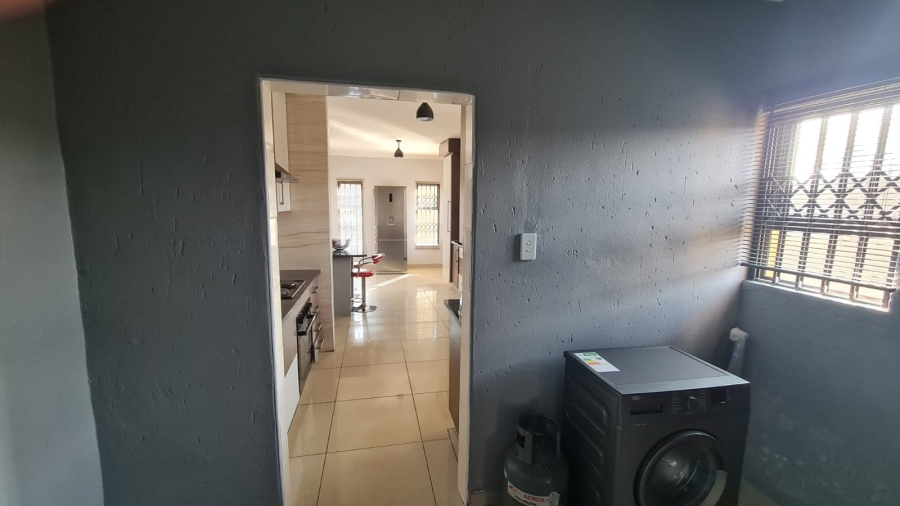 To Let 4 Bedroom Property for Rent in Sonneveld Gauteng