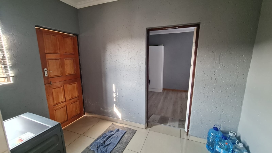 To Let 4 Bedroom Property for Rent in Sonneveld Gauteng