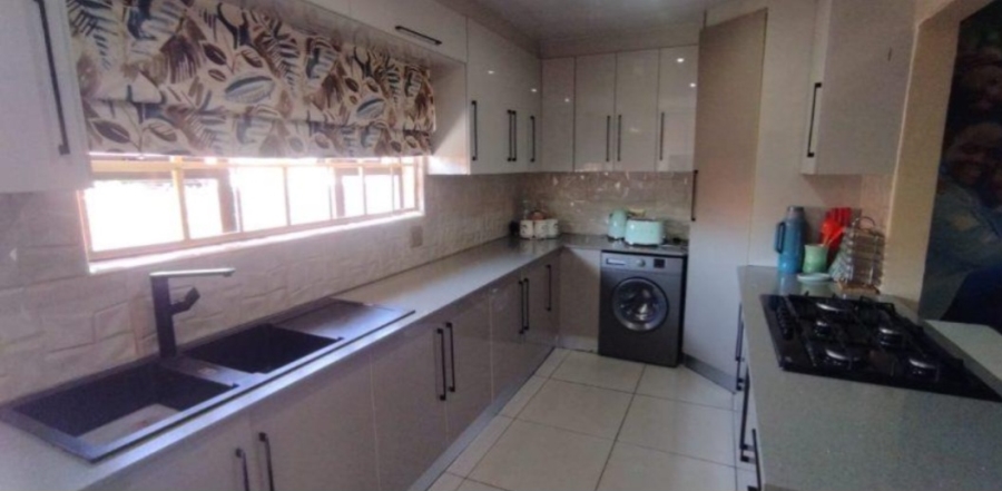 3 Bedroom Property for Sale in Garsfontein Gauteng