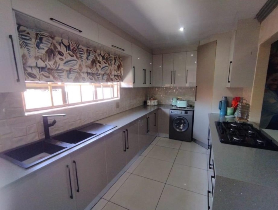 3 Bedroom Property for Sale in Garsfontein Gauteng