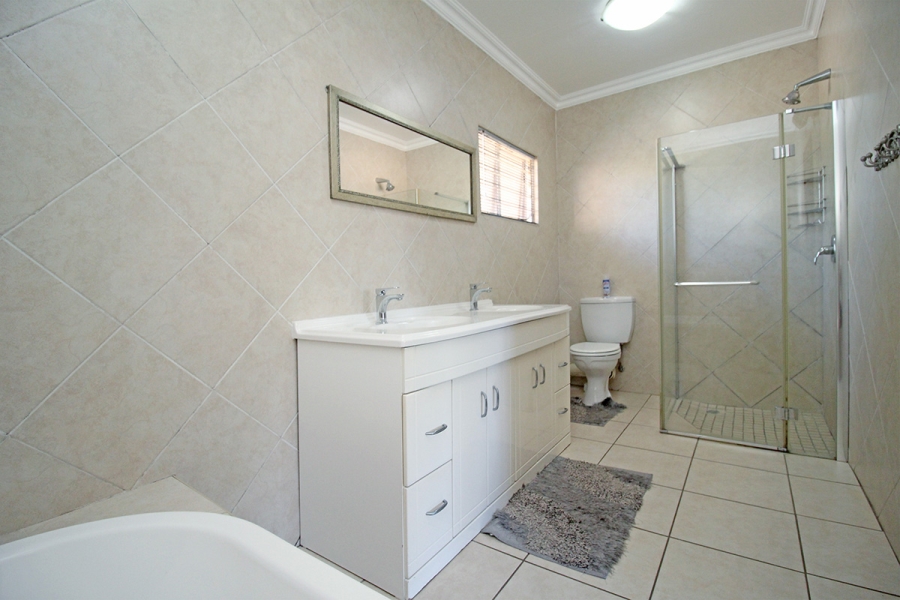 3 Bedroom Property for Sale in Wilro Park Gauteng