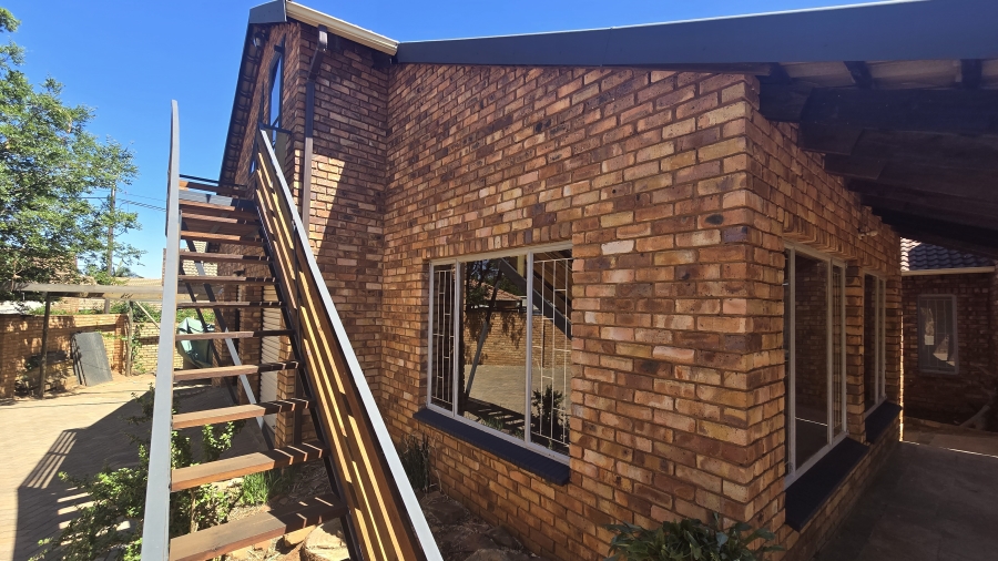 4 Bedroom Property for Sale in Garsfontein Gauteng