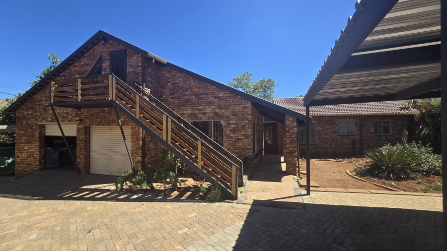 4 Bedroom Property for Sale in Garsfontein Gauteng