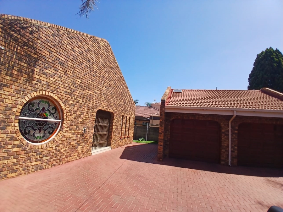 4 Bedroom Property for Sale in Falcon Ridge Gauteng