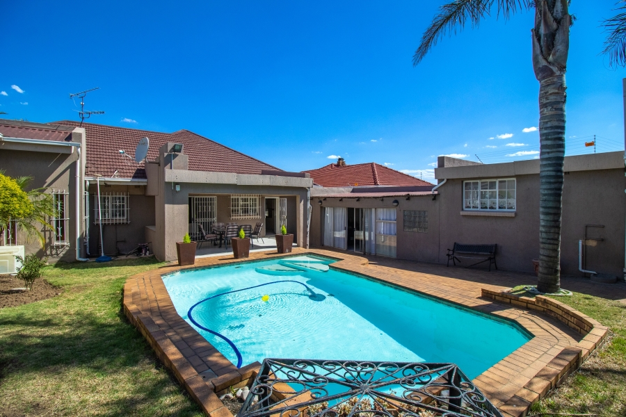 4 Bedroom Property for Sale in Linmeyer Gauteng