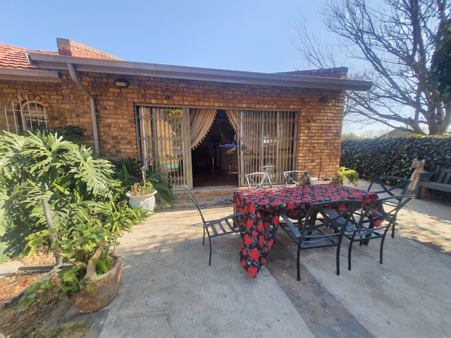 4 Bedroom Property for Sale in Petersfield Gauteng